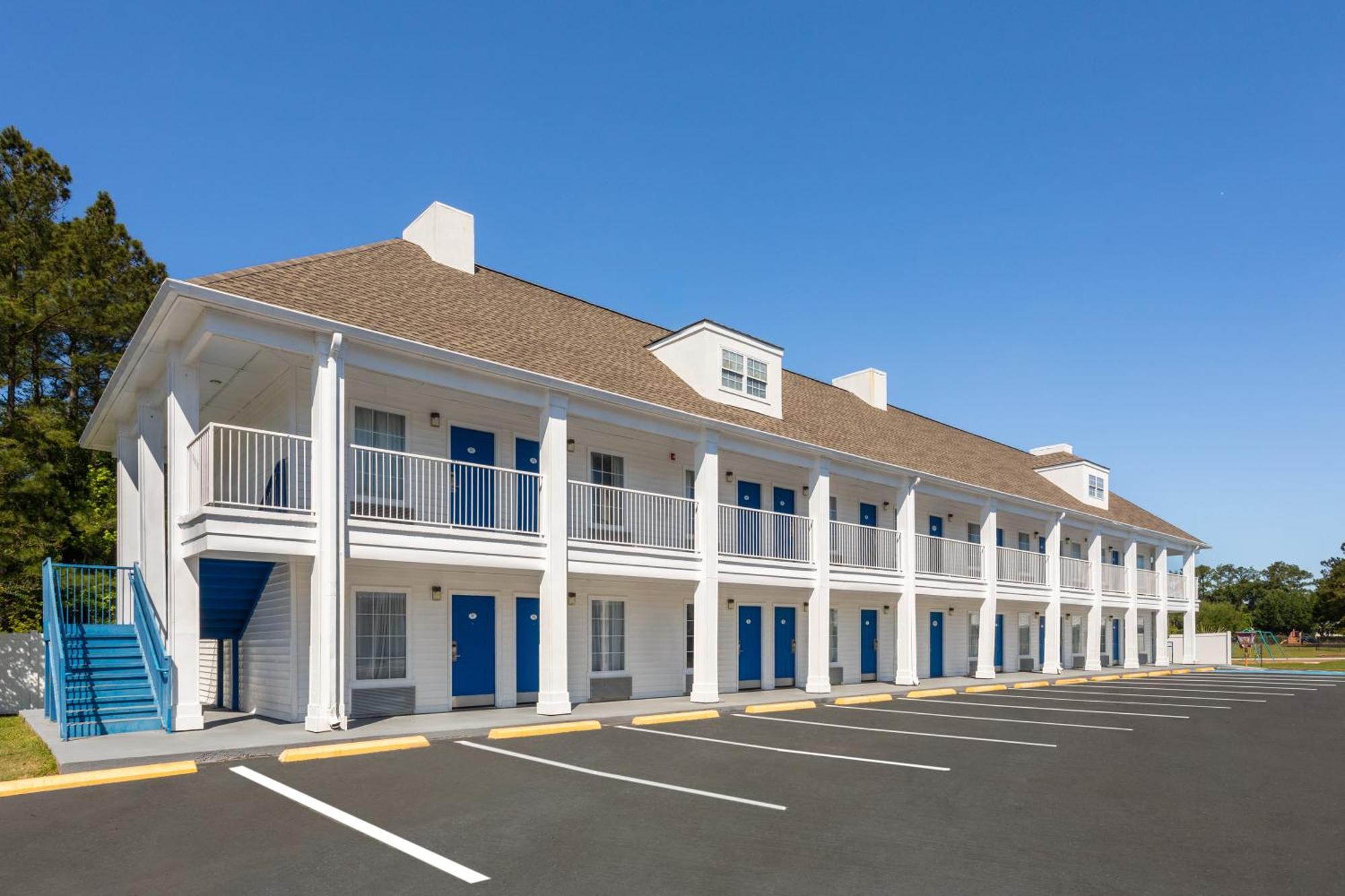 Baymont By Wyndham Brunswick Ga Hotel Exterior photo